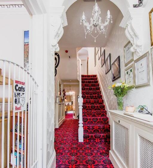 חדר משפחתי, Forest Guest House