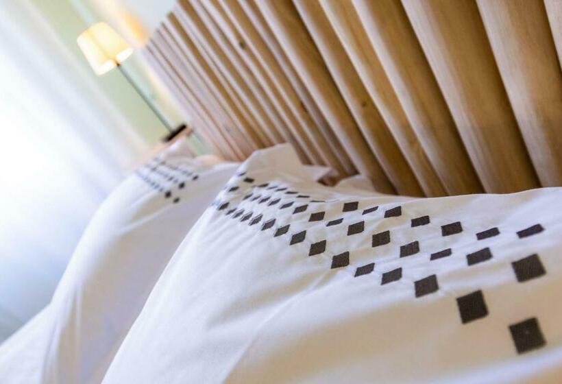 可看到停车场的标准间, Monte Arena Chambre D Hôtes