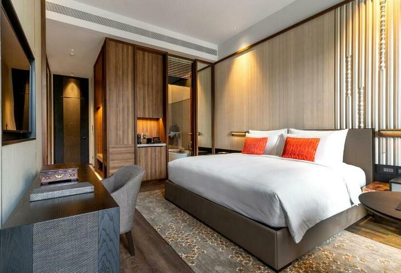 Deluxe Room King Size Bed