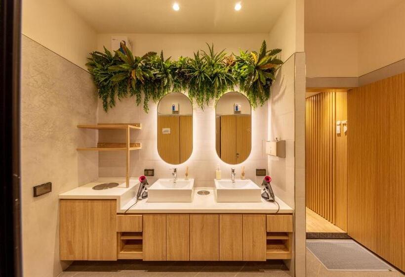 Кровать в Общей Комнате, Cho Stay Capsule Hotel Taoyuan Airport T2