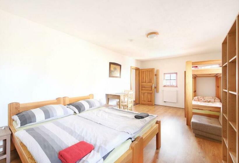 家庭间, Statek Selský Dvůr