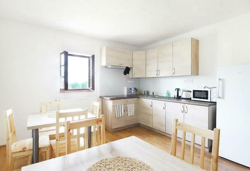 家庭间, Statek Selský Dvůr