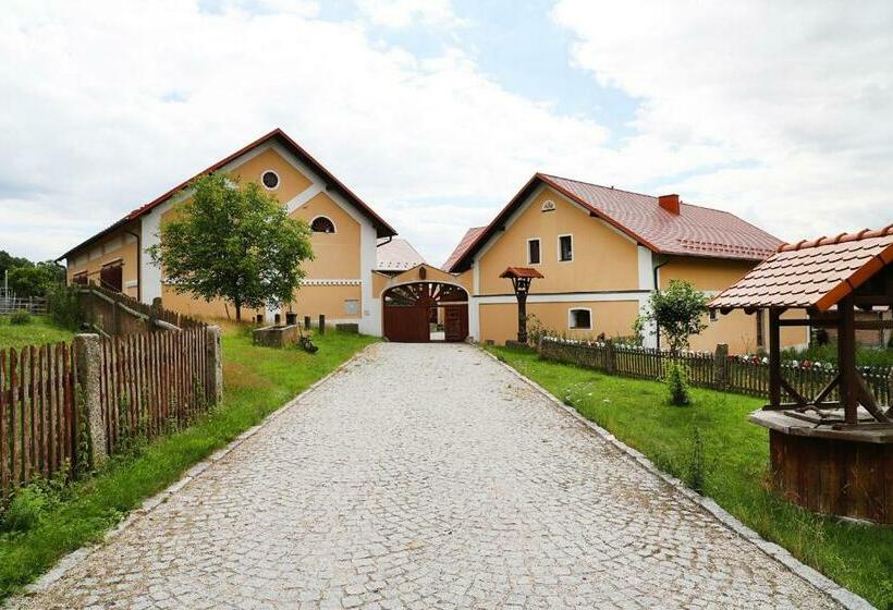 家庭间, Statek Selský Dvůr