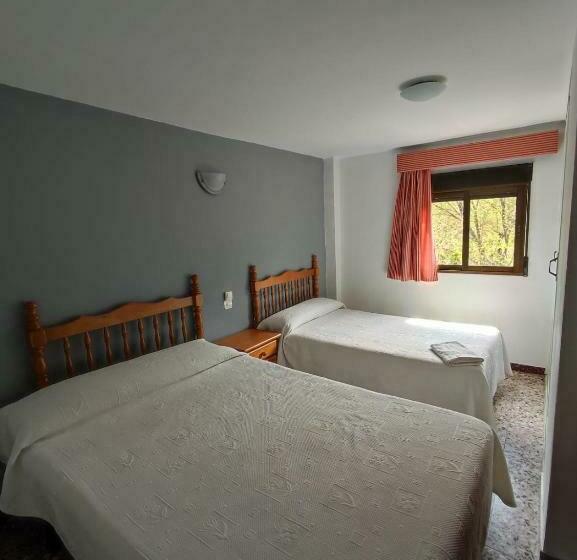 חדר משפחתי, Pensión Pradera