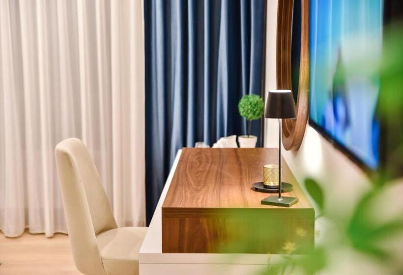 اتاق لوکس با بالکن و چشمانداز دریا, Pino Boutique