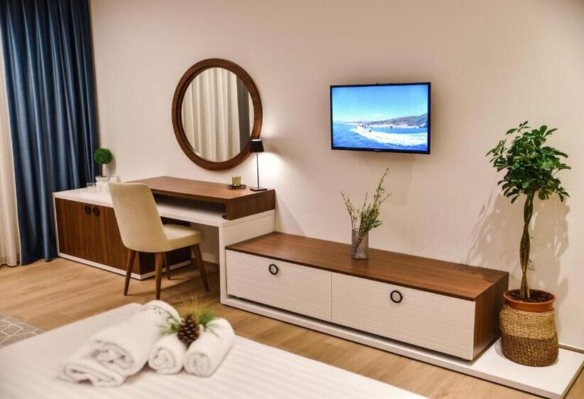 اتاق لوکس با بالکن و چشمانداز دریا, Pino Boutique