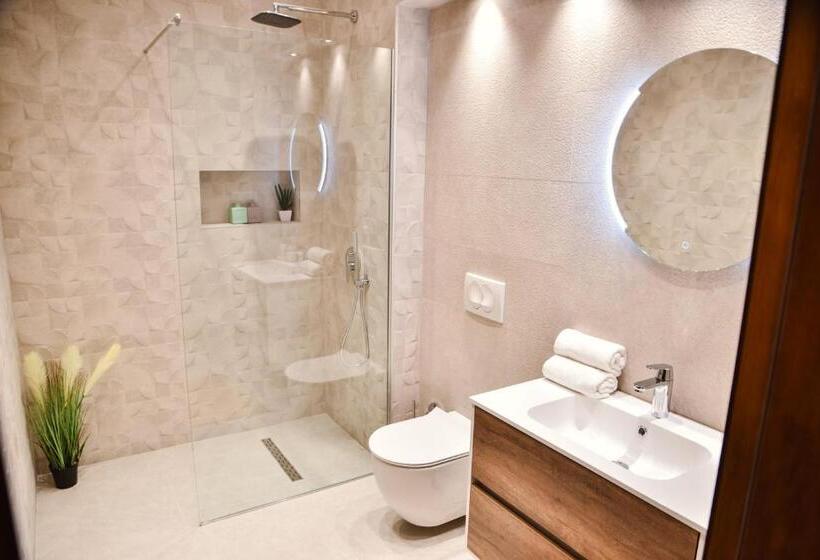 اتاق لوکس با بالکن و چشمانداز دریا, Pino Boutique