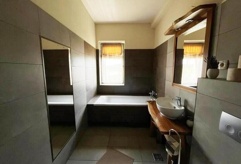 침실 1개 아파트, Harmonia Mundi