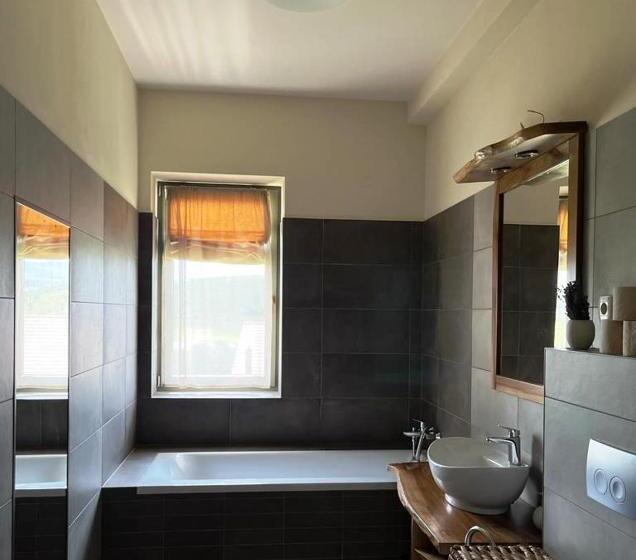 침실 1개 아파트, Harmonia Mundi