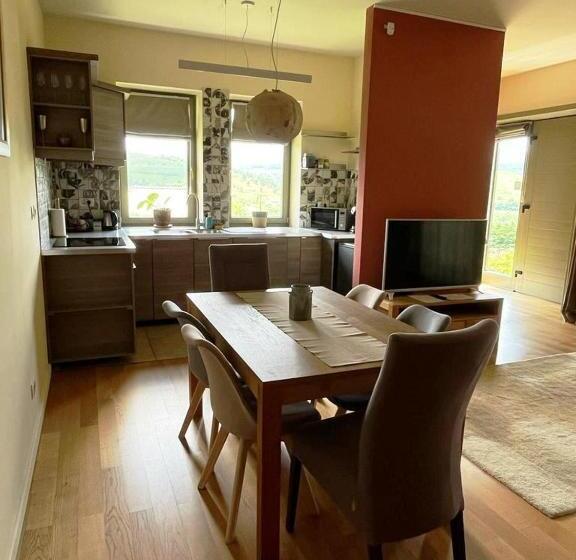 침실 1개 아파트, Harmonia Mundi