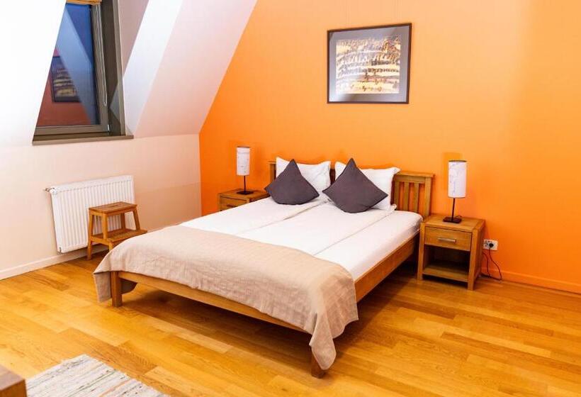 스탠다드 룸, Harmonia Mundi