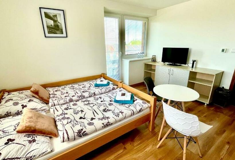 Standar Háromágyas Szoba Erkéllyel, Tennishill Havířov