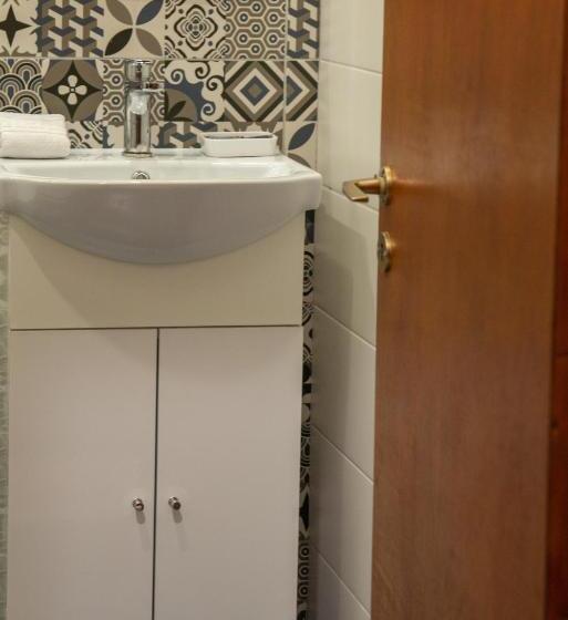 Номер Стандарт Вид на Горы, Cleopatra