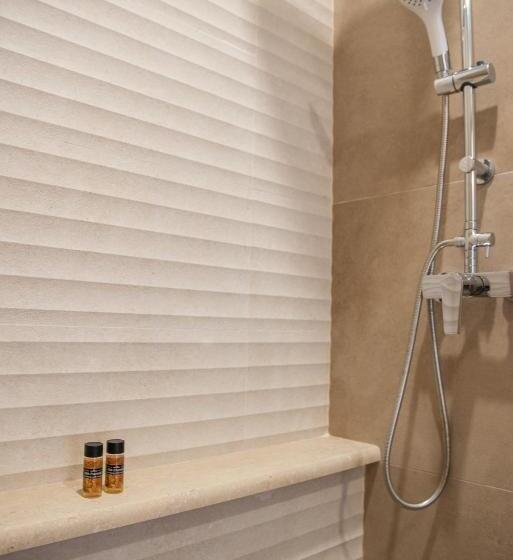 Номер Стандарт Вид на Море, Cleopatra