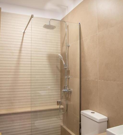 Номер Стандарт Вид на Море, Cleopatra