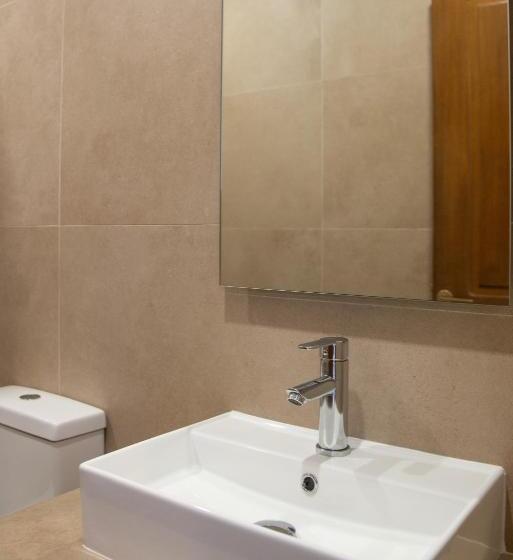 Номер Стандарт Вид на Море, Cleopatra