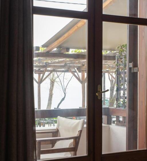 Номер Стандарт Вид на Море, Cleopatra