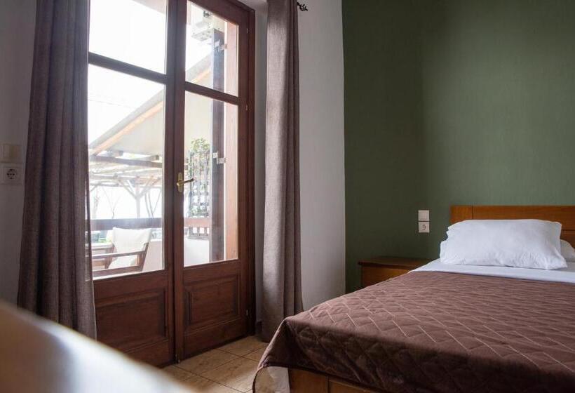 Номер Стандарт Вид на Море, Cleopatra