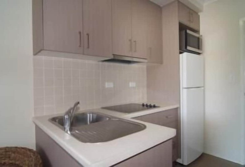 スタンダードスタジオ, Airlie Central Apartments