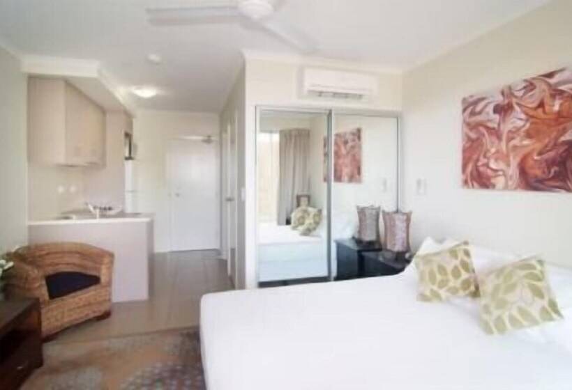 スタンダードスタジオ, Airlie Central Apartments