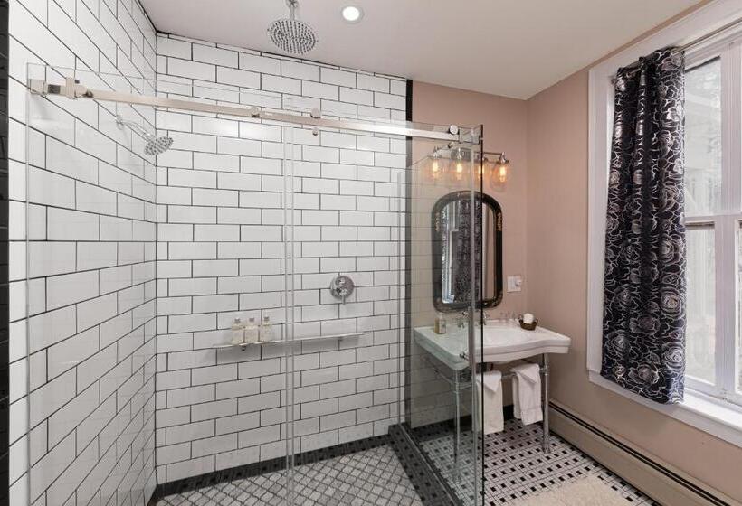 غرفة عائلية, Rosemont Inn