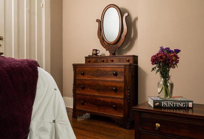 غرفة عائلية, Rosemont Inn