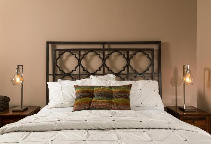 غرفة عائلية, Rosemont Inn