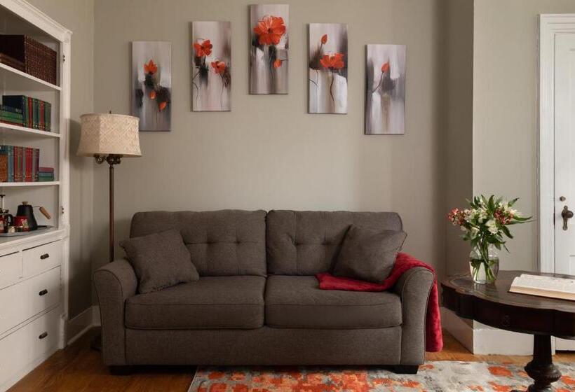 غرفة عائلية, Rosemont Inn