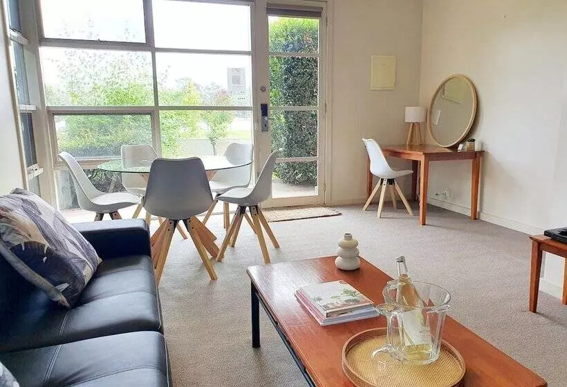 آپارتمان لوکس 1 خوابه, Central Shepparton Apartments