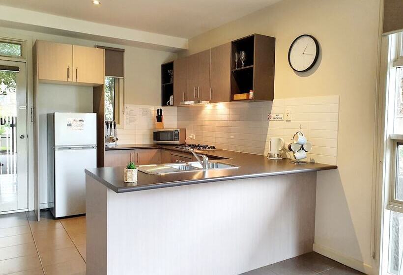 آپارتمان لوکس 1 خوابه, Central Shepparton Apartments