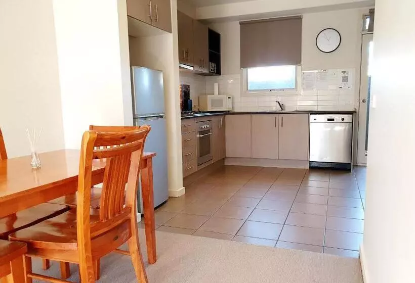 آپارتمان لوکس 2 خوابه, Central Shepparton Apartments