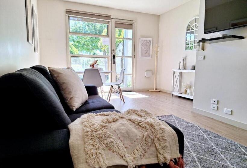 آپارتمان لوکس 2 خوابه, Central Shepparton Apartments