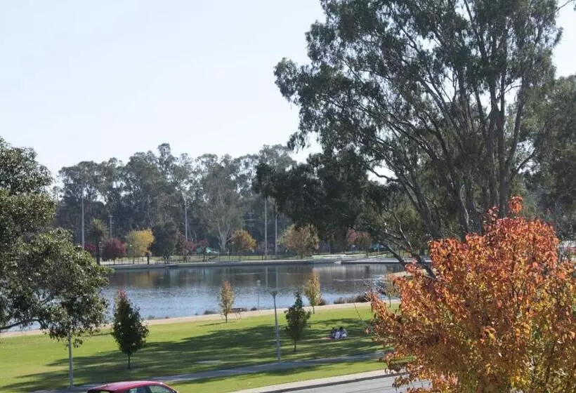 آپارتمان 1 خوابه با چشم‌انداز باغ, Central Shepparton Apartments
