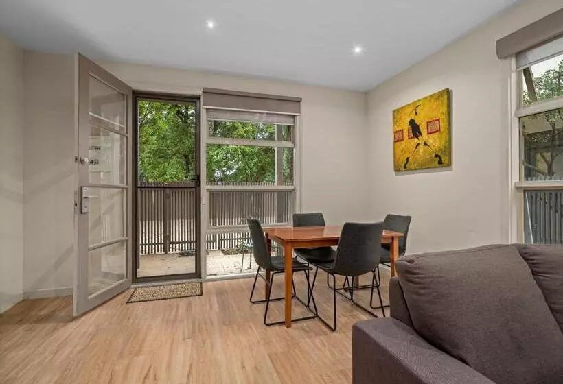آپارتمان 1 خوابه با چشم‌انداز باغ, Central Shepparton Apartments