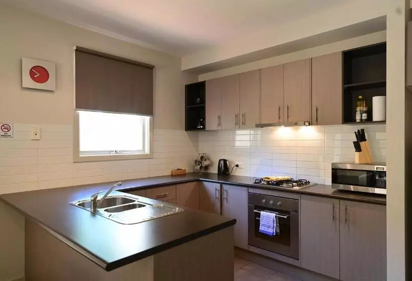 سوییت خانوادگی, Central Shepparton Apartments