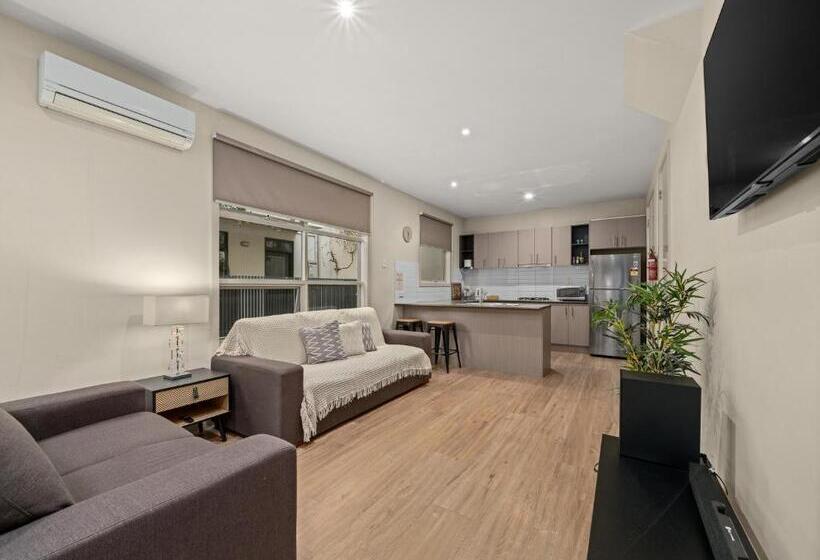آپارتمان 1 خوابه با چشمانداز باغ, Central Shepparton Apartments