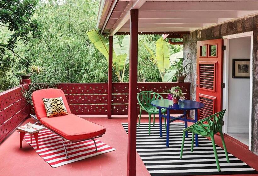 کلبه سوپریور, Golden Rock Nevis