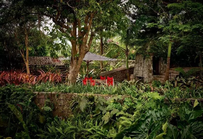 کلبه سوپریور, Golden Rock Nevis