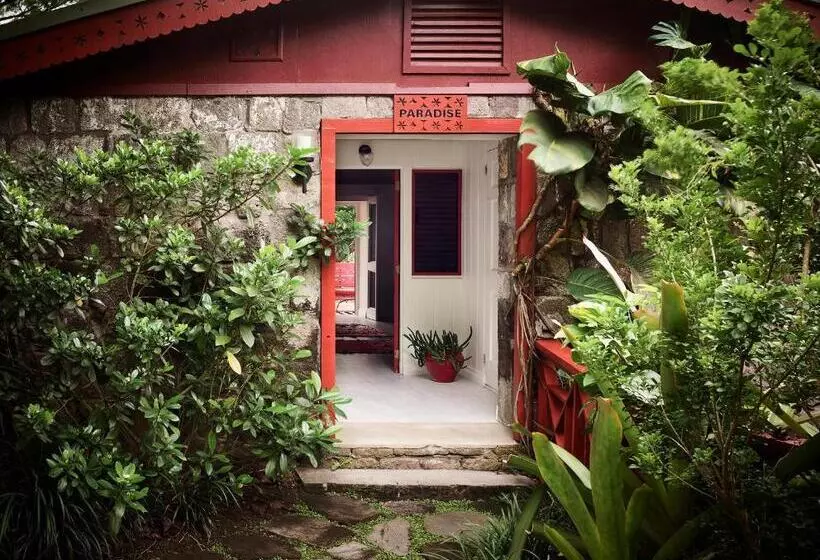 کلبه سوپریور, Golden Rock Nevis