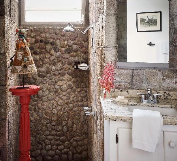 سوییت, Golden Rock Nevis