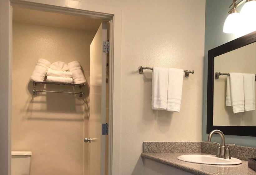 带大床的豪华间, Surestay Plus Hotel By Best Western Gold Beach