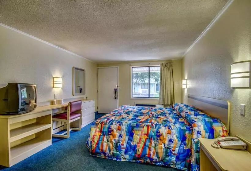 身障者適用キングサイズベッドルーム, Motel 6 Saint Joseph, Mo