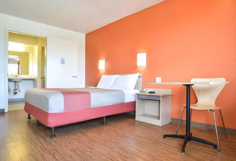キングサイズベッドのスタンダードルーム, Motel 6 Saint Joseph, Mo