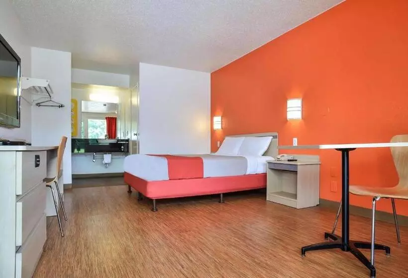 キングサイズベッドのスタンダードルーム, Motel 6 Saint Joseph, Mo