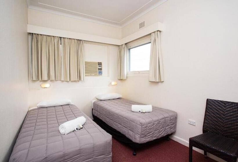 اتاق خانوادگی, Cowra Motor Inn