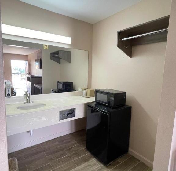 غرفه قياسيه سريرين مزدوجين, Garden Inn & Suites