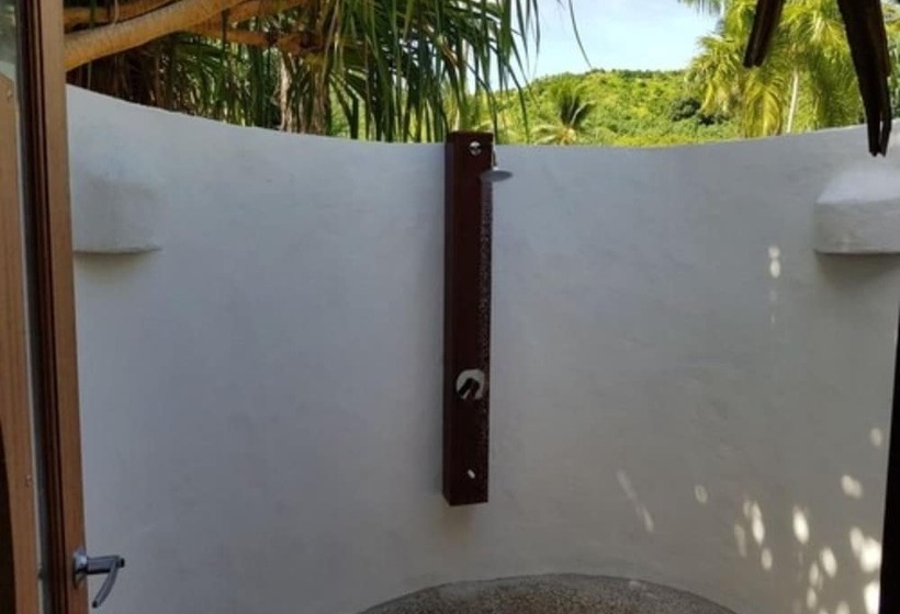 بانگلوی استاندارد, Tamanu Beach