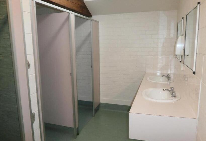 标准三人间共用浴室, Launceston Backpackers
