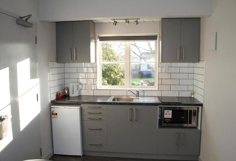 استودیوی استاندارد, Birchwood Manor