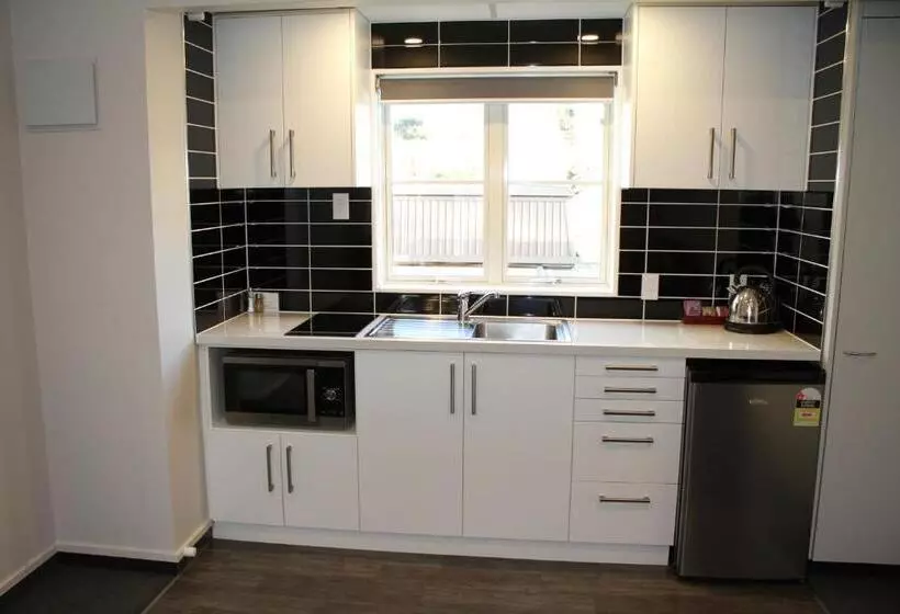 آپارتمان 1 خوابه, Birchwood Manor